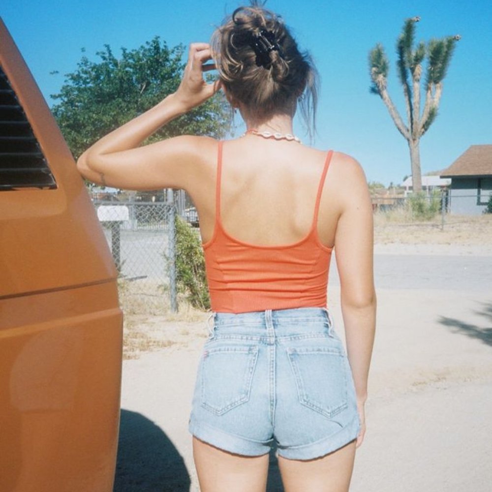 NWT UO High Rise Mom Jean Shorts - Light Wash - Picture 3 of 5